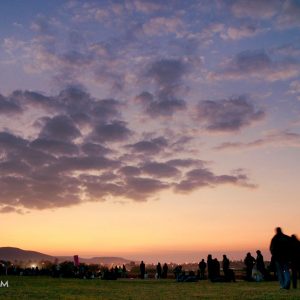Amanecer y despegue en el Festival de Globos de León con el cielo de colores