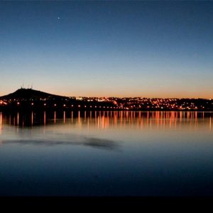 Festival Internacional del globo de Leon Guanajuato - Reflejo de la ciudad al atardecer en el parque metropolitano de león