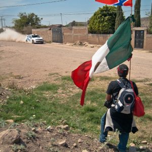 WRC Rally Guanajuato, Mexico. Fan con bandera de México y Noruega viendo la etapa del WCR