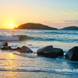 ROCAS EN EL MAR - PLAYA DE CHAMETLA, JALISCO. MÉXICO