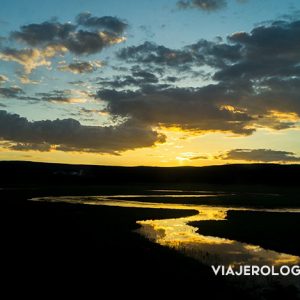 YELLOWSTONE NATIONAL PARK - ATARDECER CON SOL Y NUBES REFLEJADAS EN RIO SILUETAS
