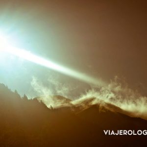 FOTO SEPIA - RAYOS DE SOL Y SILUETAS DE MONTAÑAS EN NUEVA ZELANADA