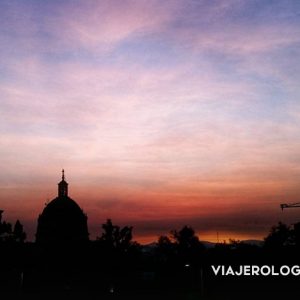 HORA DORADA Y AVIÓN VOLANDO EN EL CIELO DE CDMX, MÉXICO - VIAJES Y FOTOGRAFÍA