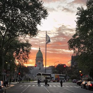 DESTINOS BARATOS PARA VIAJAR - AVENIDA EN BUENOS AIRES ARGENTINA - BANDERA Y NUBES AL ATARDECER - CIUDAD DE LA FURIA - VIAJES Y FOTOGRAFÍA