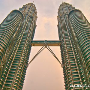 puertas y ventanas - ventanas en torres petronas de kuala lumpur en malaysia - arquitectura - torres con puente de conexión