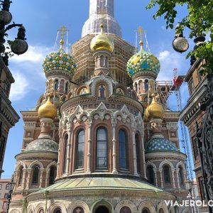 Puertas y ventanas del mundo - puertas del parque y ventanas de la iglesia de la sangre derramada en san petersburgo rusia - iglesia ortodoxa