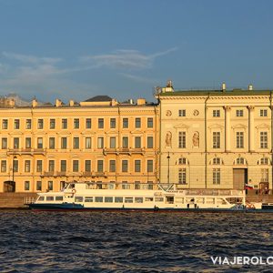 Simetría y ventanas en san petersburgo rusia - museo hermitage