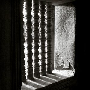 Tipos de ventanas - puertas y ventanas del mundo - rayos del sol entrando por ventana en templo antiguo de angkor wast - rayos de luz