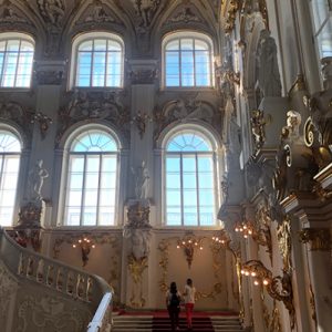 Puertas y ventanas - ventanas del museo hermitage en san petersburgo rusia - recepción con alfombra roja en escaleras y marmol