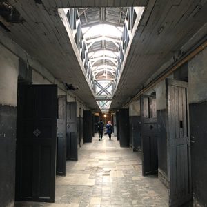 Puertas de edificio en carcel del mundo en ushuaia argentina