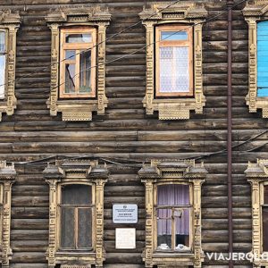 Ventanas de madera en tomsk rusia - siberia - arquitectura rusa