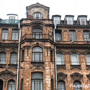 Ventanas de edificio de departamentos en san petersburgo rusia
