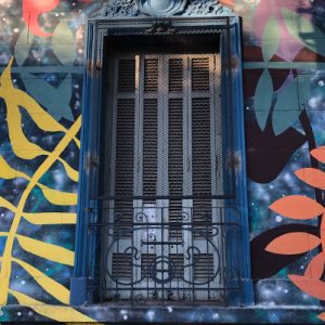 Fachada con ventana en calles de buenos aires en argentina