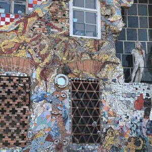 Mural y Ventanas en Liubliana​ o Ljubljana, Eslovenia - street art en barrio underground metelkova de la ciudad
