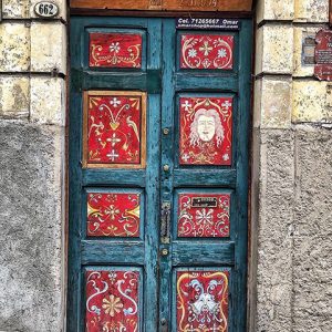 Puertas y ventanas del mundo - puerta verde con rojo colorida en la ciudad de la paz bolivia
