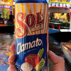 ALIMENTOS Y BEBIDAS DEL MUNDO SOL CLAMATO CERVEZA MICHELADA XOCHIMILCO MEXICO - Fotografía de producto