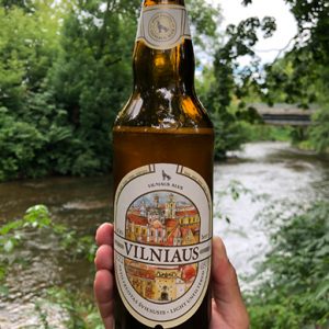 ENVASE DE BOTELLA DE CERVEZA VILNIAUS EN LA REPÚBLICA DE UZUPIS EN VILNUS - VILNA, LITUANIA