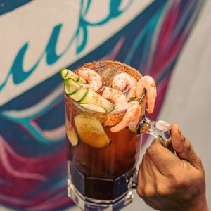 MICHELADA CON CAMARON EN LA RUFINA BAR MEZCAL - LEÓN GUANAJUATO MÉXICO