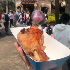 Comida en Disney Shanghai en China - Pata de pavo comida en parque de diversiones