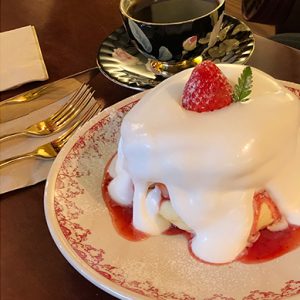ALIMENTOS Y BEBIDAS DEL MUNDO - FOTOGRAFÍA DE PRODUCTO - POSTRE PASTEL DE FRESA EN RESTAURANTE CAFETERÍA TRADICIONA EN SEOUL COREA DEL SUR KOREA