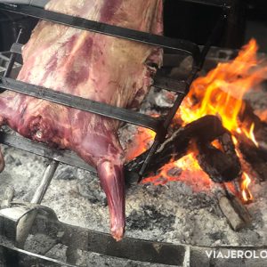 alimentos y bebidas del mundo - Fotografía de producto - asado de cabrito patagónico en Argentina - El Calafate - patagonia -