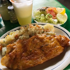 plato de comida en mercado de santiago de chile - pescado frito con arroz y jugo de piña