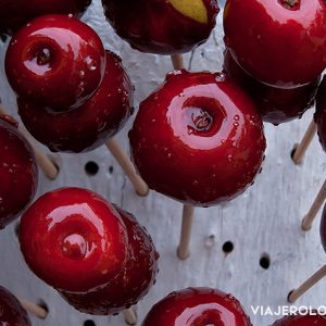 PALETAS DE MANZANA CUBIERTAS DE CARAMELO EN LA FERIA DE LEÓN GUANAJUATO EN MÉXICO