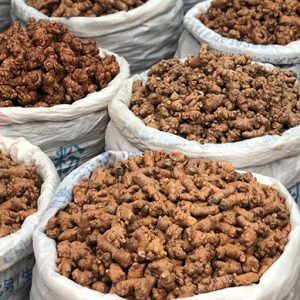 Fotografía de producto - mercado en chino con costales de semillas y alimentos
