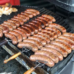 ASADO DE CHORIZO EN RESTAURANTE DE BUENOS AIRES EN ARGENTINA - ALIMENTOS DEL MUNDO - FOTOGRAFÍA DE PRODUCTO