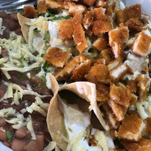 Comida mexicana - Chilaquiles con milanesa y frijoles - Comida callejera en México