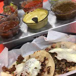 Quesadillas y tacos - Fotografía de producto - comidamexicana - tacos y quesadillas con queso y salsas picantes