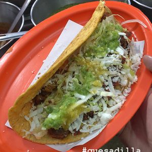 Quesadilla con salsa en méxico - comida mexicana - comida callejera