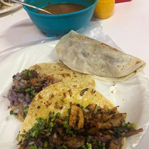 Tacos y quesadillas - tacos en los altos de jalisco - comida meicana en la calle