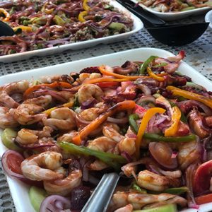 Charola de mariscos con veruras - botana en coida en México