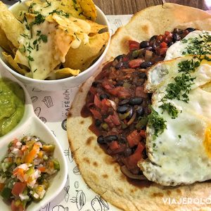 DESAYUNO MEXICANO - HUEVOS CON FRIJOLES NEGROS Y SALSA DE PICO DE GALLO Y GUACAMOLE EN RESTAURANTE DE LA PAZ BOLIVIA