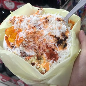 botana de dorilocos en México - doritos con elote limon cebolla queso y salsas - comida callejera