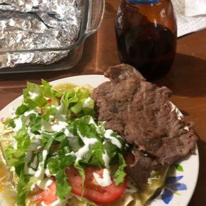 PLATO DE CARNE CON ENCHILADAS FLAUTAS Y VERDURA EN MÉXICO