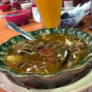 PLATILLOS MEXICANOS - CALDO DURANGUENSE EN MERCADO TRADICIONAL DE DURANGO EN MÉXICO