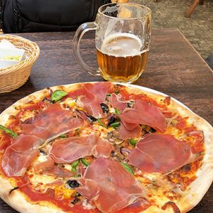 Pizza en praga república checa - cerveza tradicional de praga en tarro - pilsner