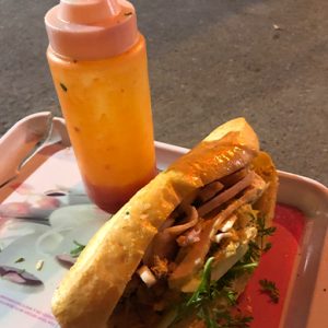 Comida típica de vietnam - Bahn micallejero en hanoi