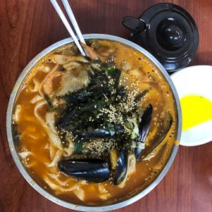 sopa de noodles picantes y mariscos algas en restaurante tradicional de corea del sur en busan al sur