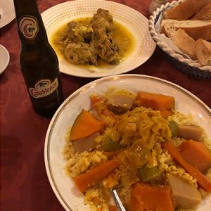 platillo tradicional en marruecos - tajine de carne con verduras - cerveza casablanca
