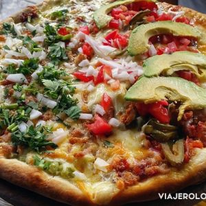 PIZZA DEL PERRO NEGRO EN LA CIUDAD DE MÉXICO CDMX - PIZZA DE CHILAQUILES Y CARNITAS