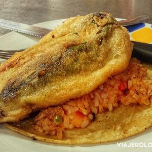 Tacos mexicanos - FOTO DE TACO ACORAZADO EN CUERNAVACA, MÉXICO - TACO DE CHILE RELLENO CON ARROZ EN TORTILLA DE MAÍZ - COMIDA MEXICANA