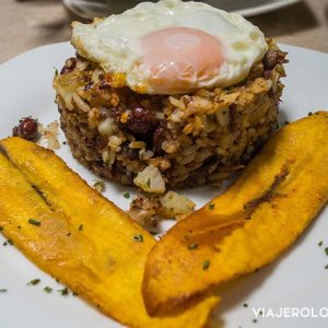 PLATILLO TÍPICO COLOMBIANO EN BOGOTÁ - PLÁTANO FRITO CON ARROZ Y HUEVO ESTRELLADO - COMIDA COLOMBIANA