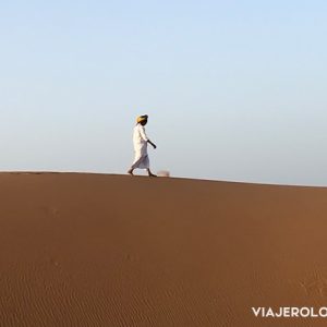 Viajar solo en grupo - MOTIVOS Y TIPS PARA VIAJAR SOLO O SOLA POR TU CUENTA - FOTO DE NÓMADA EN EL DESIERTO DEL SAHARA MARRUECOS