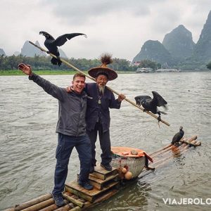 viajar solo - pescador con aves en rio de yangshuo china guillin - pescador chino street fighter peleas