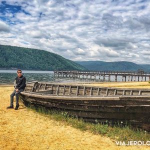 canoa en lago baikal en siberia rusia - cerca de irkutsk - balsa de madera - barco