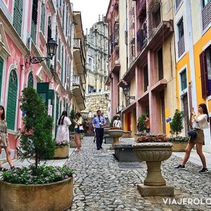 PASEO POR LAS CALLES COLONIALES DE MACAO, REGIÓN ESPECIAL DE CHINA CON CASINOS Y FACHADAS COLORIDAS