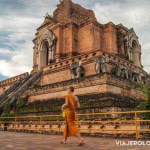 templo budista en el norte de tailandia - chang mai - monje budista